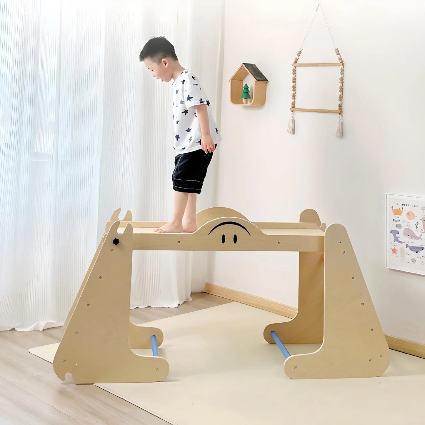 Ein hölzerner Kletterbogen mit einem Smiley-Motiv und gebogenen Stützen.