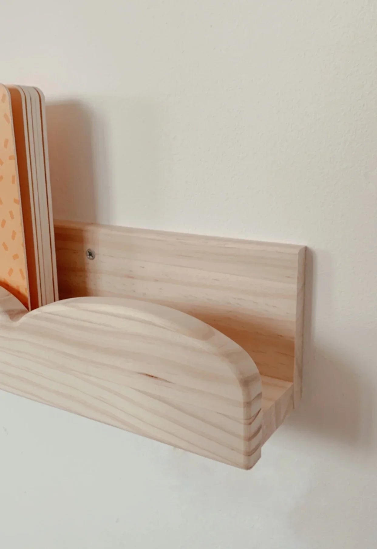 Bücherregal aus Holz für die Wandmontage.