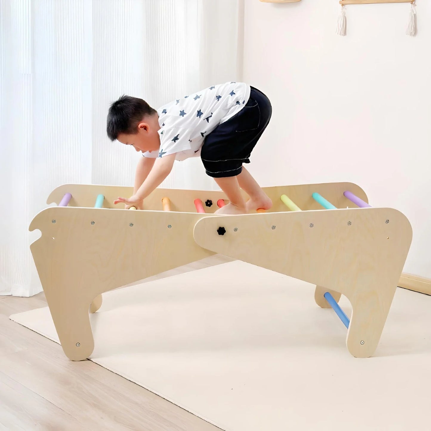 Klettergerüst aus Holz mit bunten Sprossen.