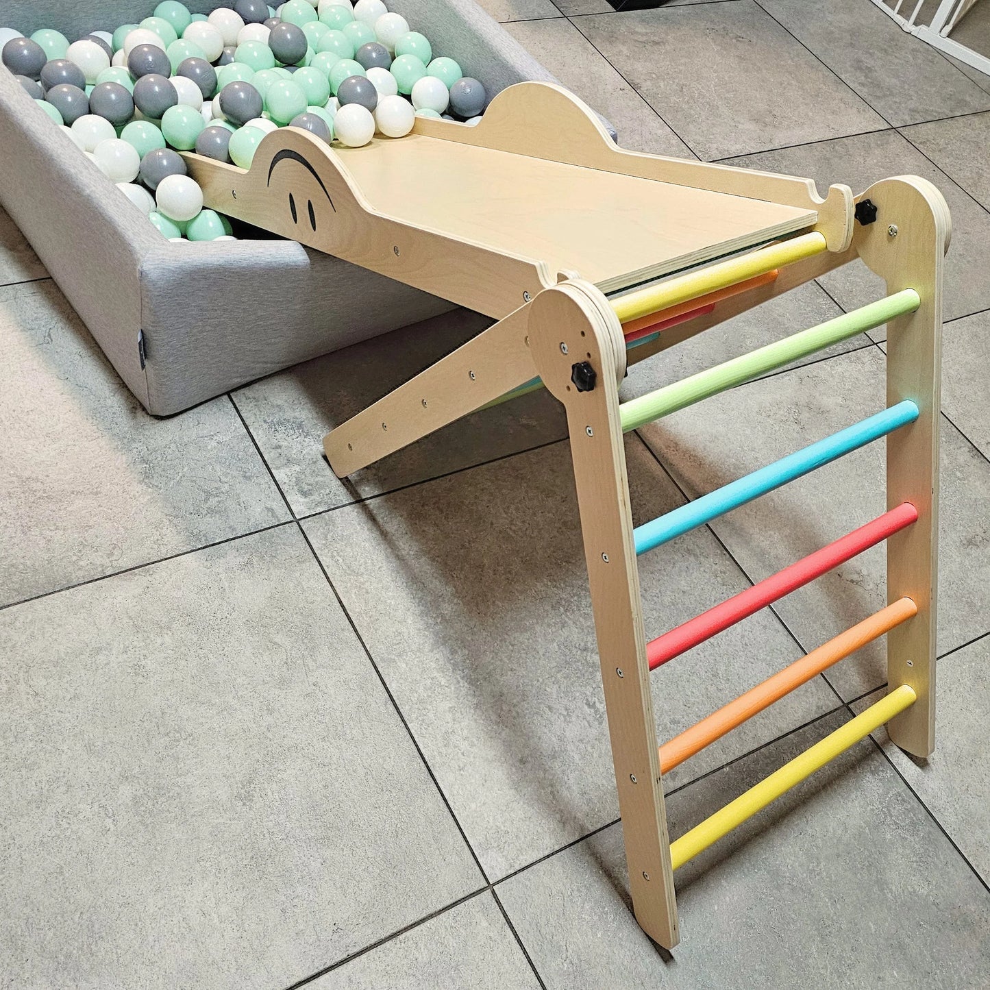 Klettergerüst aus Holz mit Rutsche.