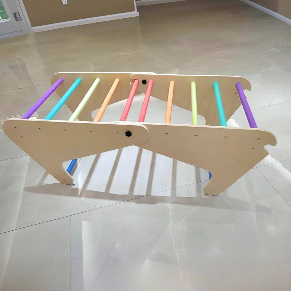 Klettergerüst aus Holz mit bunten Sprossen.