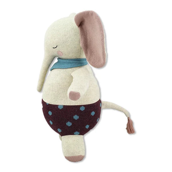 Plüsch-Elefant mit gepunkteten Shorts und blauem Halstuch.
