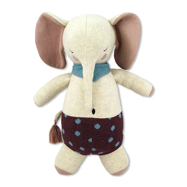 Plüschelefant mit blauem Schal und gepunkteten Shorts.