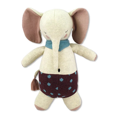 Plüschelefant mit blauem Schal und gepunkteten Shorts.