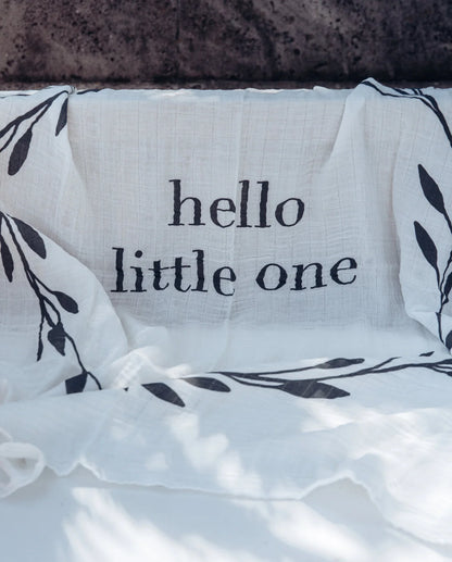 UNIQUE LOVE Weiches Musselin-Tuch "Hello little one" - Swaddle- und Empfangsdecke
