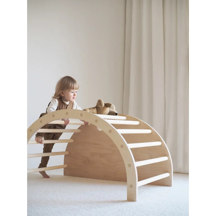 Kletterbogen aus Holz mit Leitersprossen.