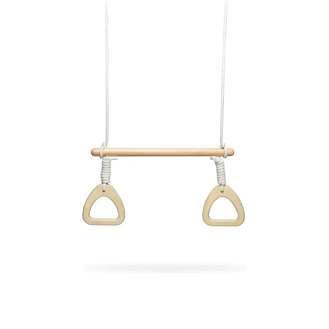Hölzerne Gymnastik- oder Übungs-Trapezstange mit beigen Ringgriffen, die an weißen Seilen aufgehängt ist.