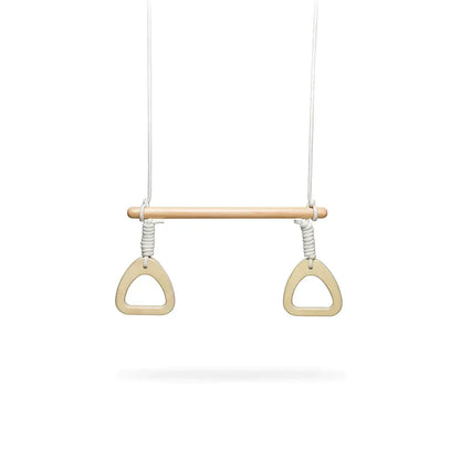 Hölzerne Gymnastik- oder Übungs-Trapezstange mit beigen Ringgriffen, die an weißen Seilen aufgehängt ist.