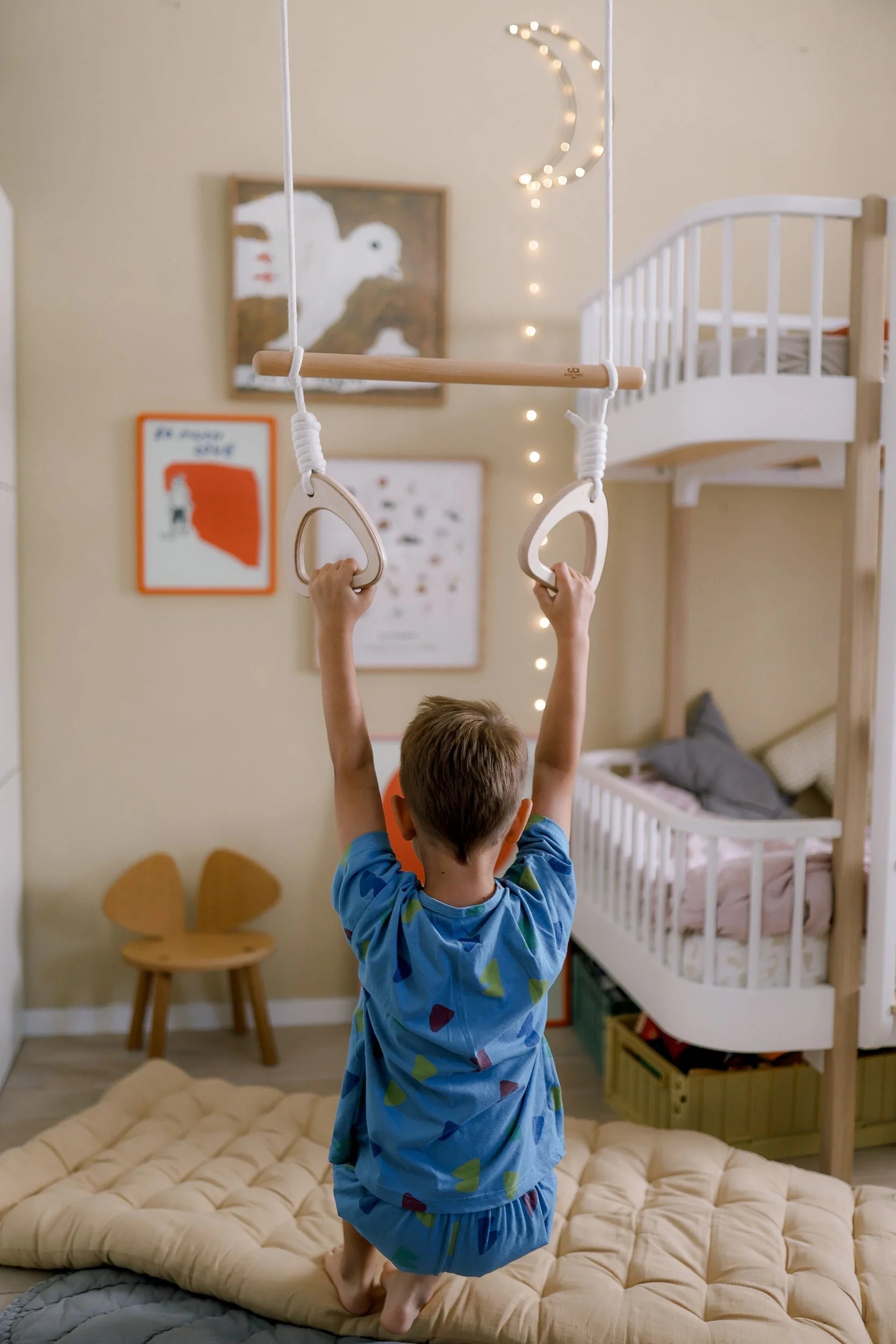 An einer Deckenhalterung hängende Gymnastikringe.