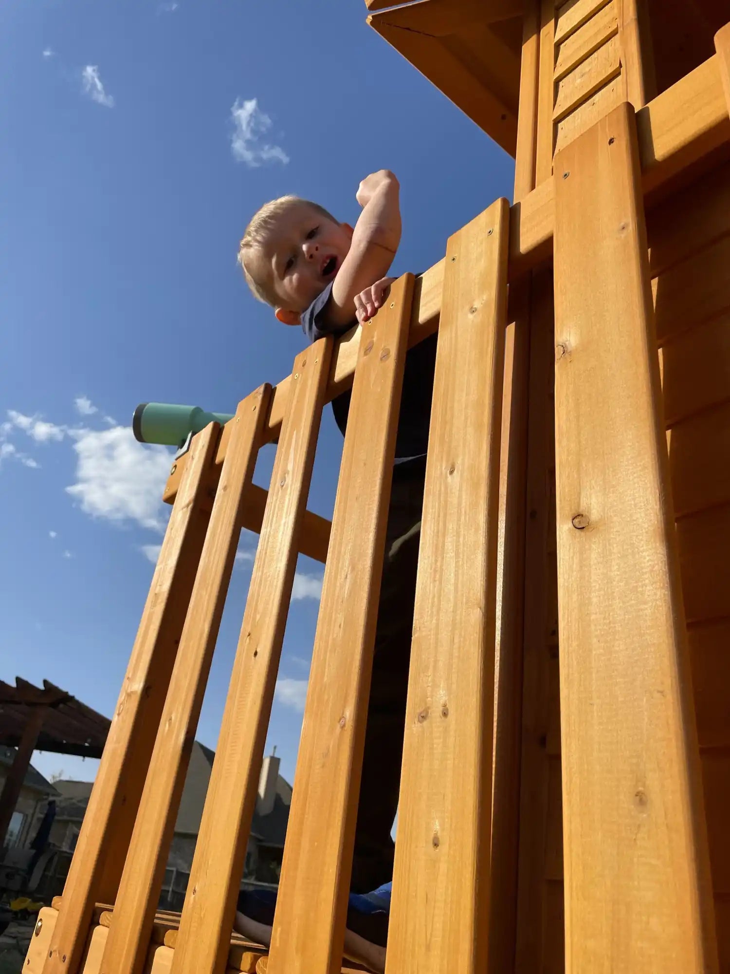 Holzspielplatz mit Kind.