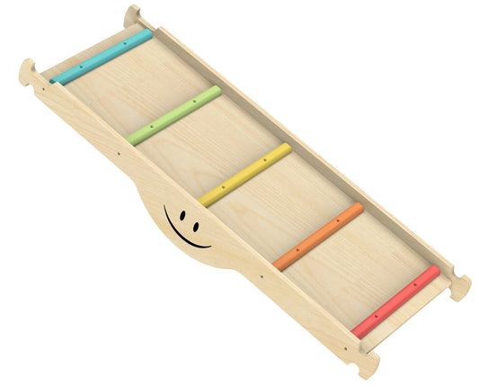 Holzkugelbahn mit bunten parallelen Schienen und einem lächelnden Gesicht.