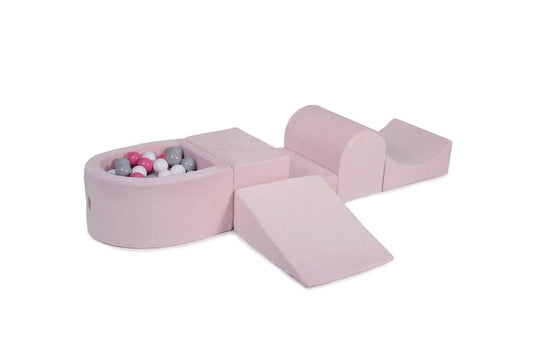 Pinkfarbenes Schaumstoffspielset mit einer Ballspielfläche und Kletterfiguren.