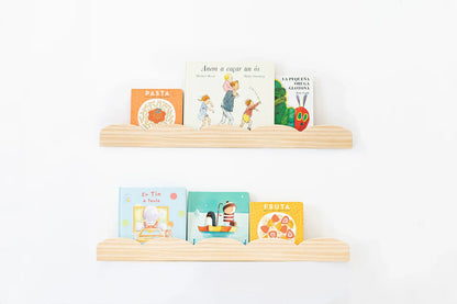 Zwei Bücherregale aus Holz mit Kinderbüchern.