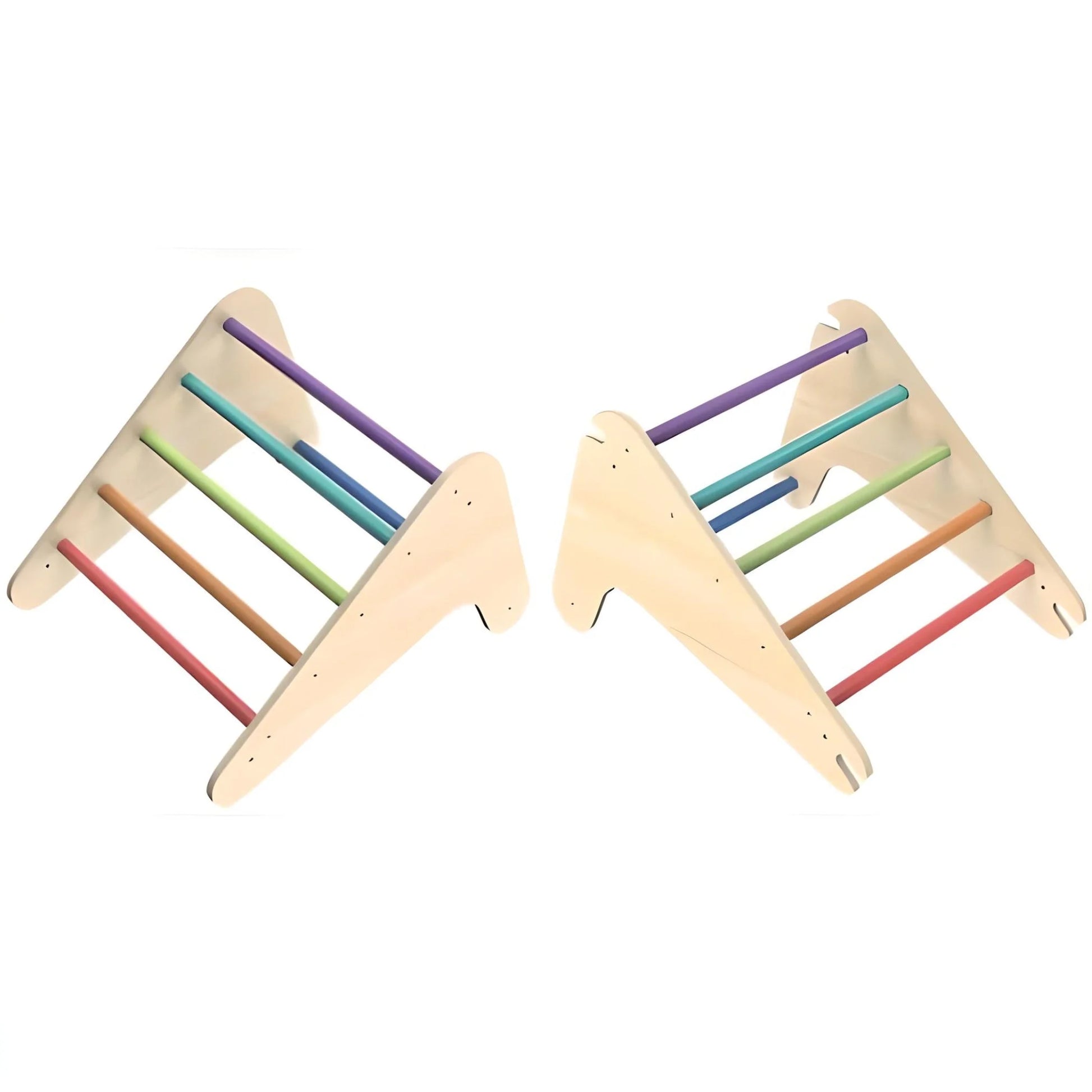 Zwei hölzerne Kletterdreiecke mit Regenbogensprossen.