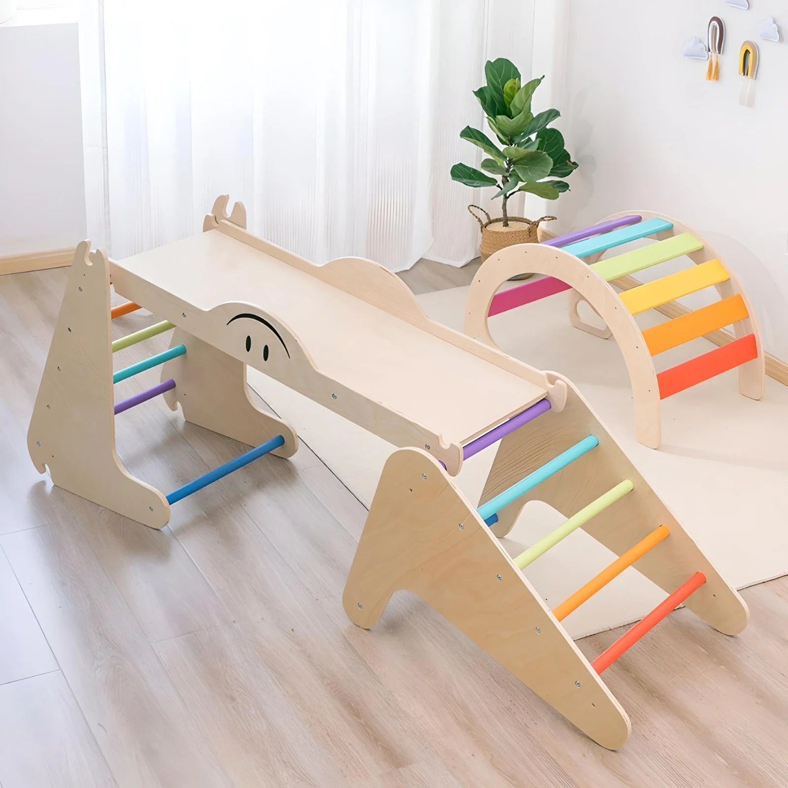 Klettergerüst aus Holz mit Rutsche und regenbogenfarbenen Sprossen.