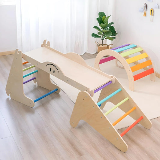 Klettergerüst aus Holz mit Rutsche und regenbogenfarbenen Sprossen.