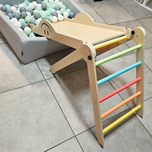 Klettergerüst aus Holz mit Rutsche.