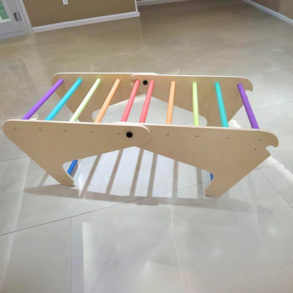 Klettergerüst aus Holz mit bunten Sprossen.