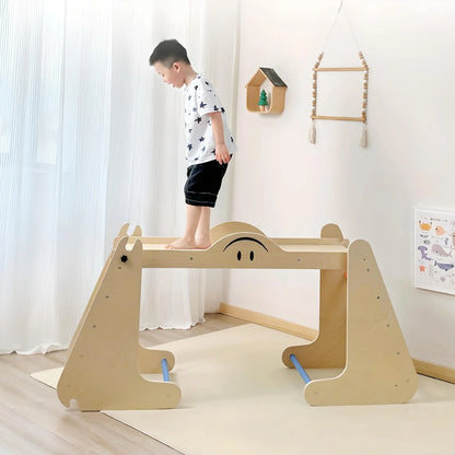Klettergerüst aus Holz für Innenräume.