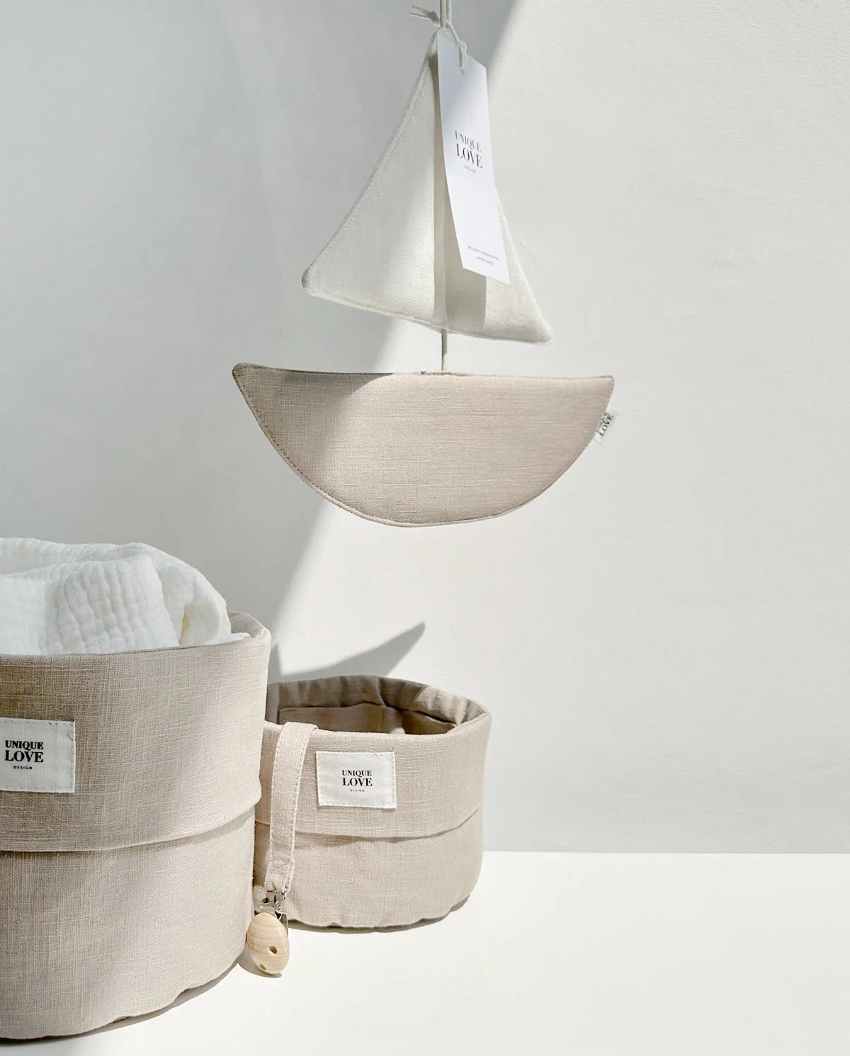 Weiße Segelboot-Dekoration mit minimalistischem Design.