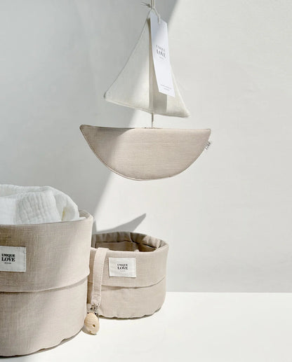 Weiße Segelboot-Dekoration mit minimalistischem Design.