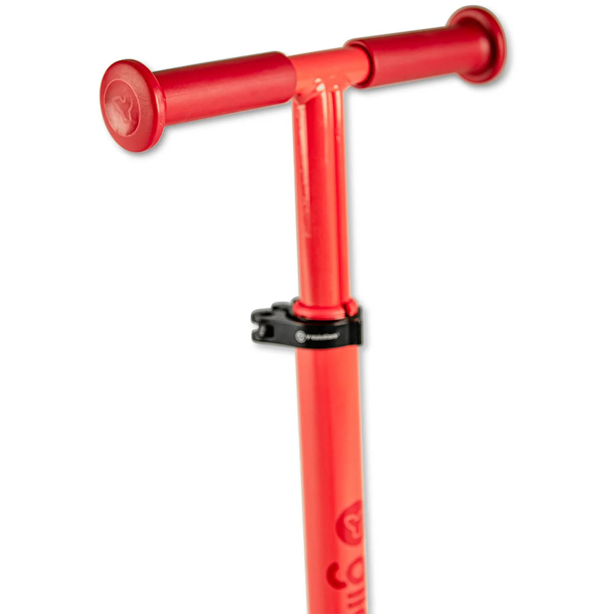 Rotes T-förmiges Lenkerteil, das ein Motorroller oder ein ähnliches Fahrgerät zu sein scheint.