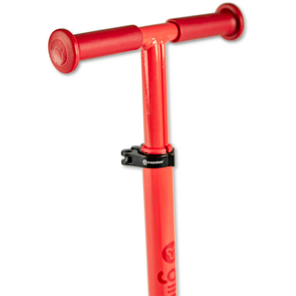 Rotes T-förmiges Lenkerteil, das ein Motorroller oder ein ähnliches Fahrgerät zu sein scheint.