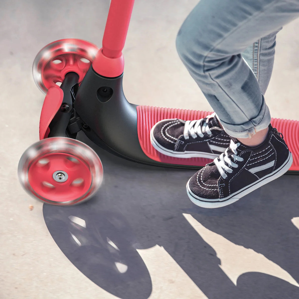 Rot-schwarzer Kick-Scooter mit leuchtenden Rädern.